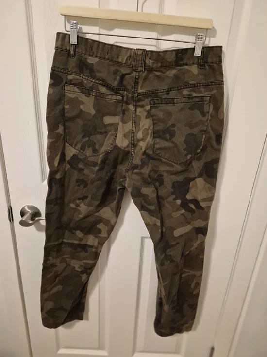 Bershka Men's Camo Cargo Pants - Olive Green - Picture 5 of 6